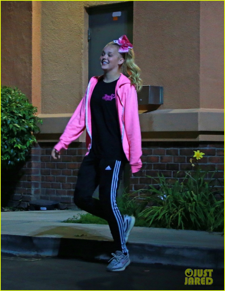 jojo siwa steps out with family ahead of new music video release 01