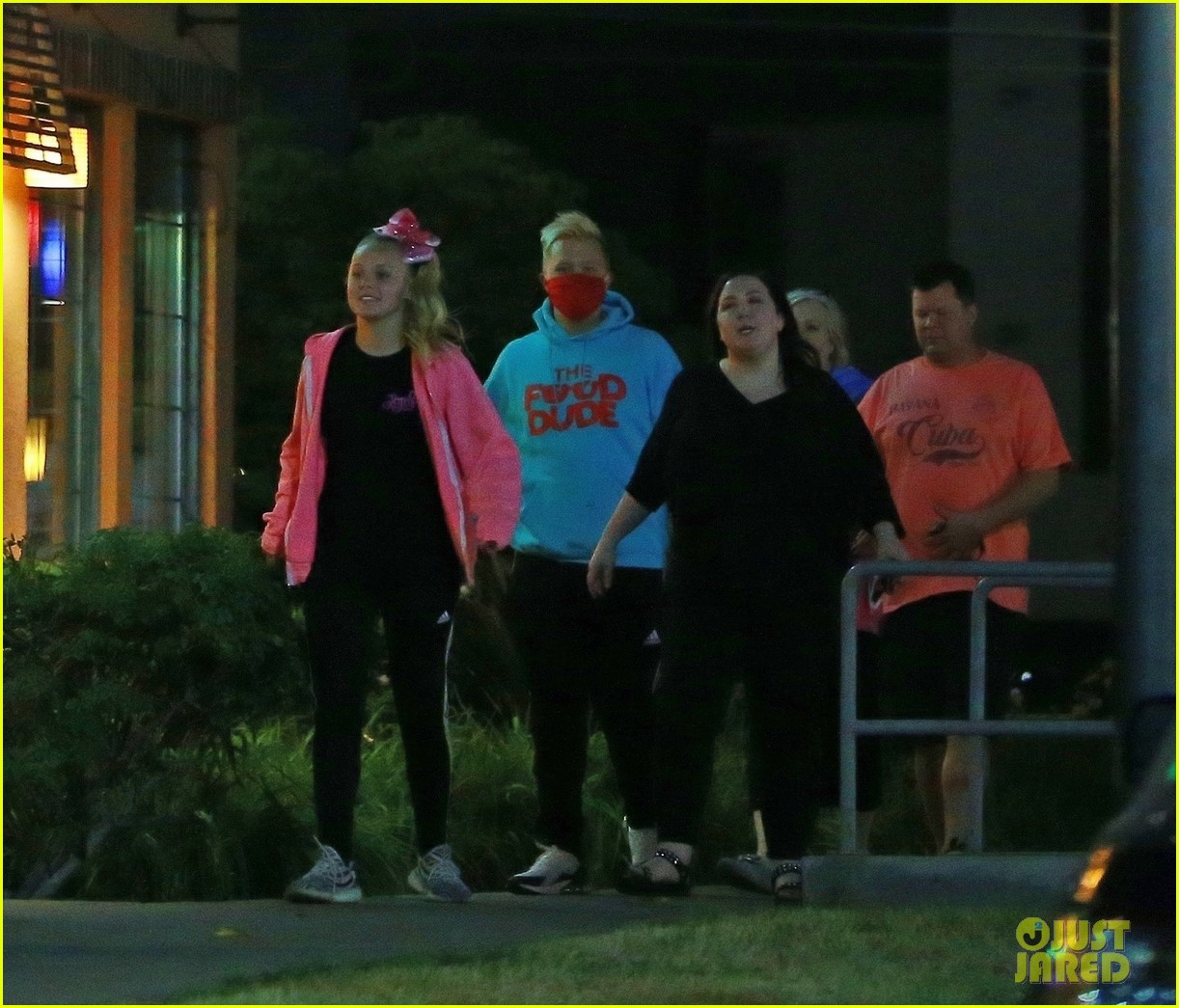 jojo siwa steps out with family ahead of new music video release 03