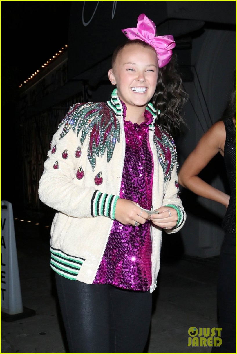jojo siwa takes her new hair out on the town 02