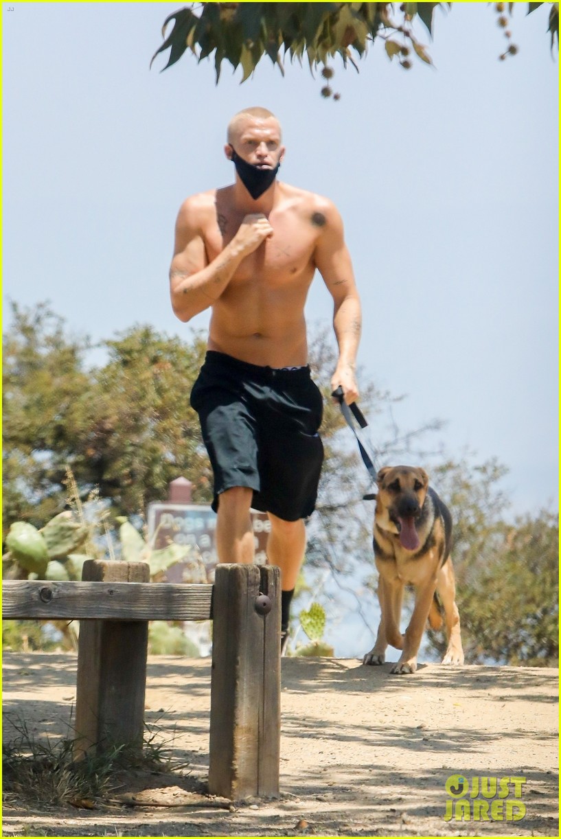 miley cyrus goes for a hike with shirtless cody simpson 11