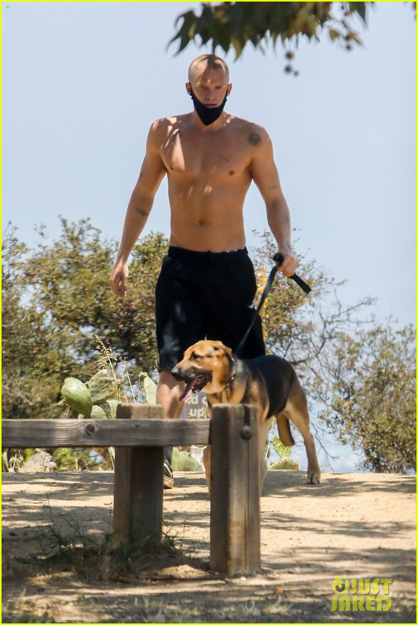 miley cyrus goes for a hike with shirtless cody simpson 13