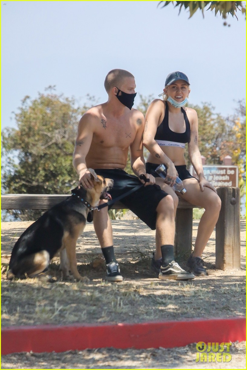 miley cyrus goes for a hike with shirtless cody simpson 18