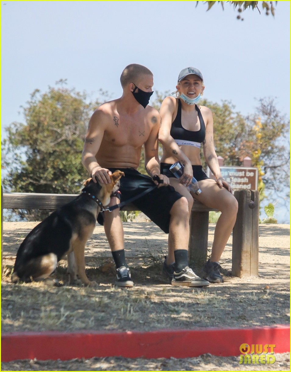 miley cyrus goes for a hike with shirtless cody simpson 27