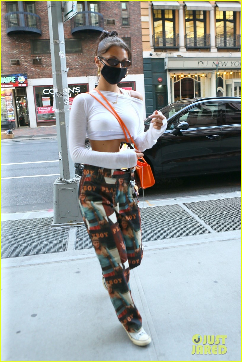 bella hadid wears a mask goes shopping 04