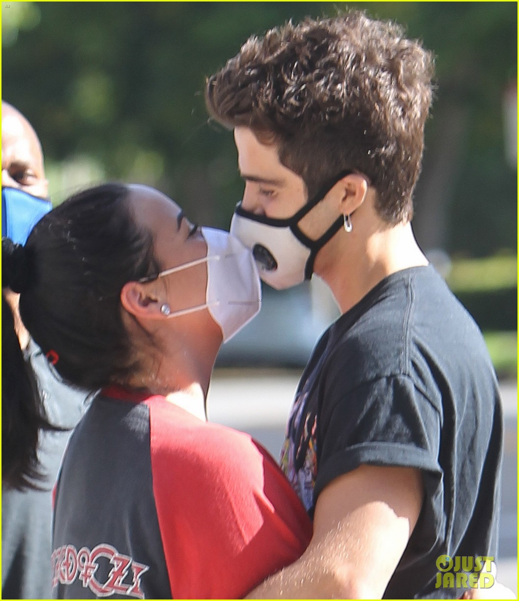 demi lovato max ehrich pack on pda show ring 06