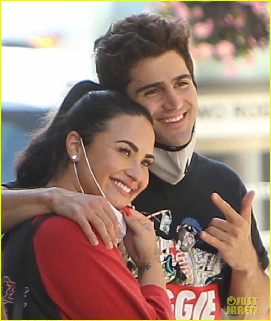 demi lovato max ehrich pack on pda show ring 07