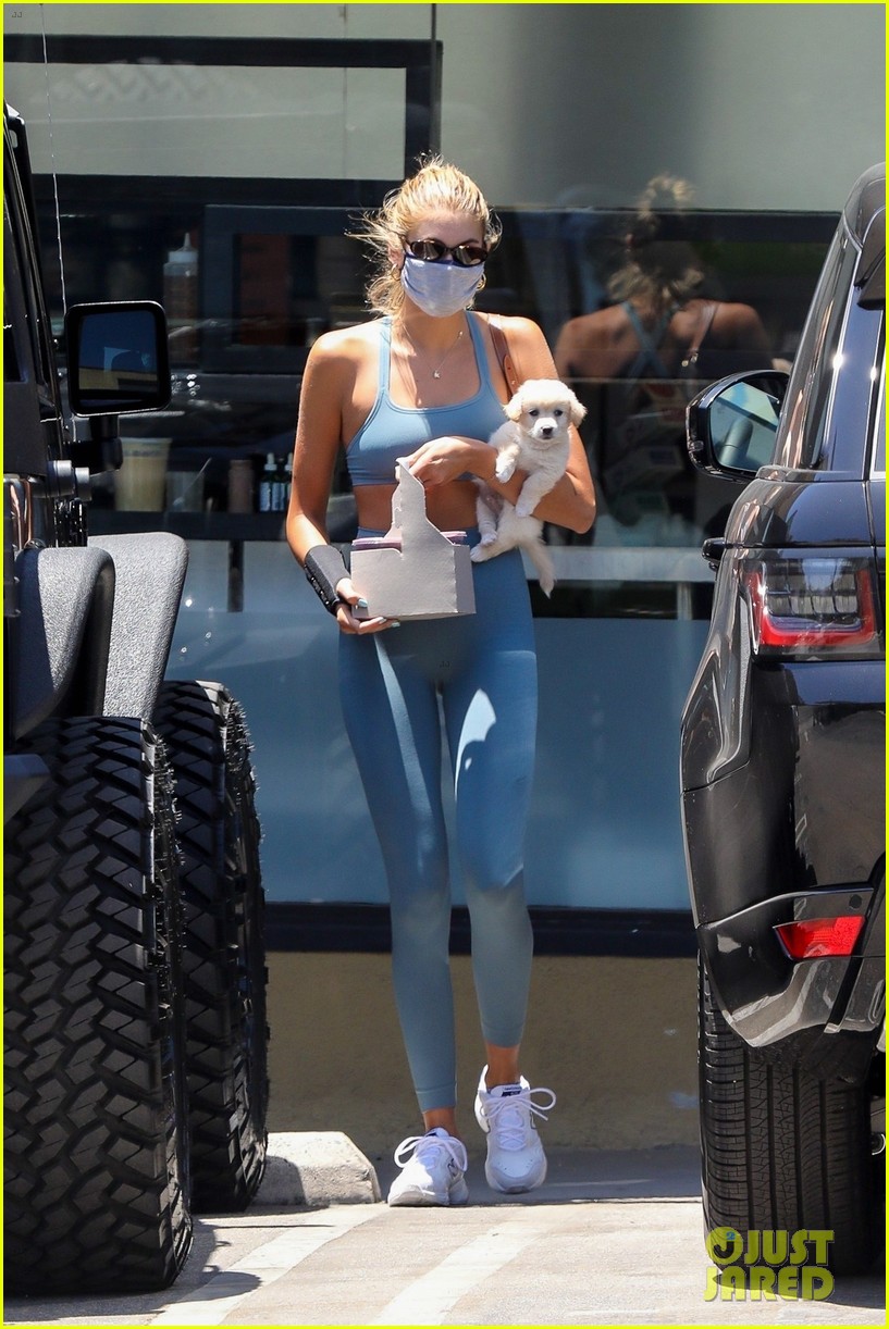 kaia gerber blue look carrying puppy 01