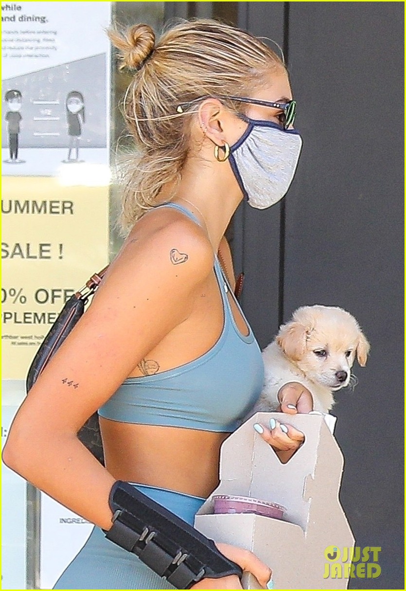 kaia gerber blue look carrying puppy 02