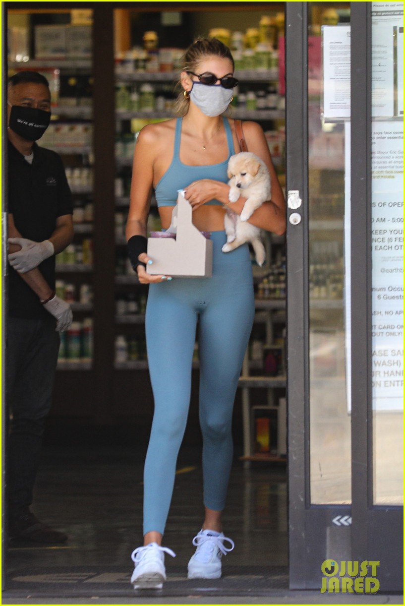 kaia gerber blue look carrying puppy 03