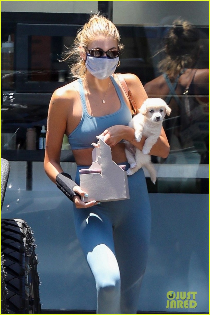 kaia gerber blue look carrying puppy 04