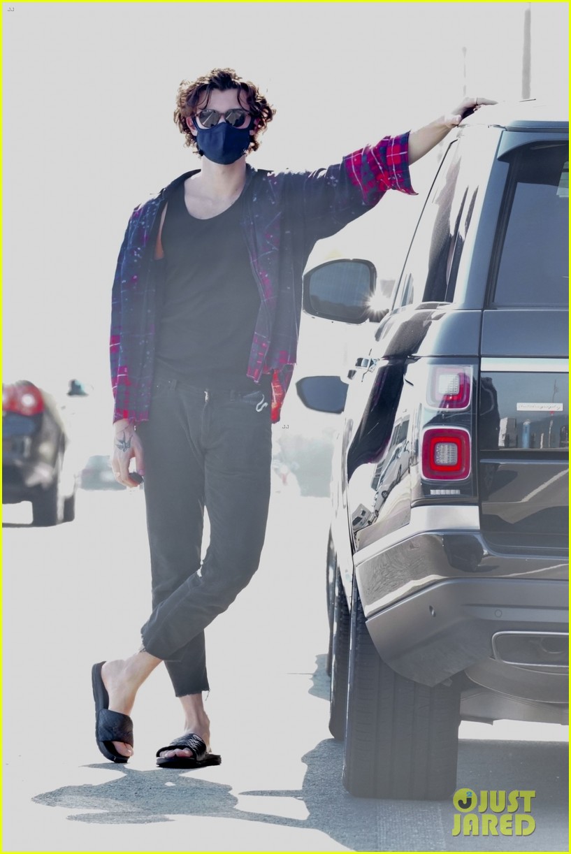 shawn mendes face mask while out in malibu 04