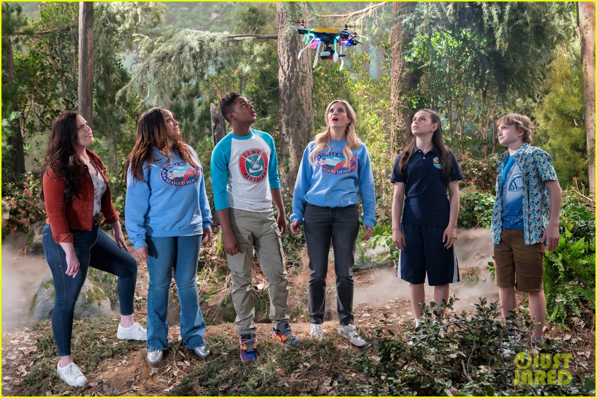 ravens home bunkd casts dish on raven about bunkd exclusive behind the scenes 07
