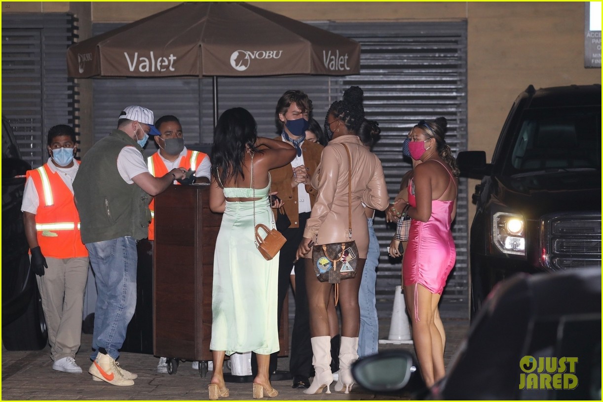 cole sprouse surrounded by ladies after dinner 23