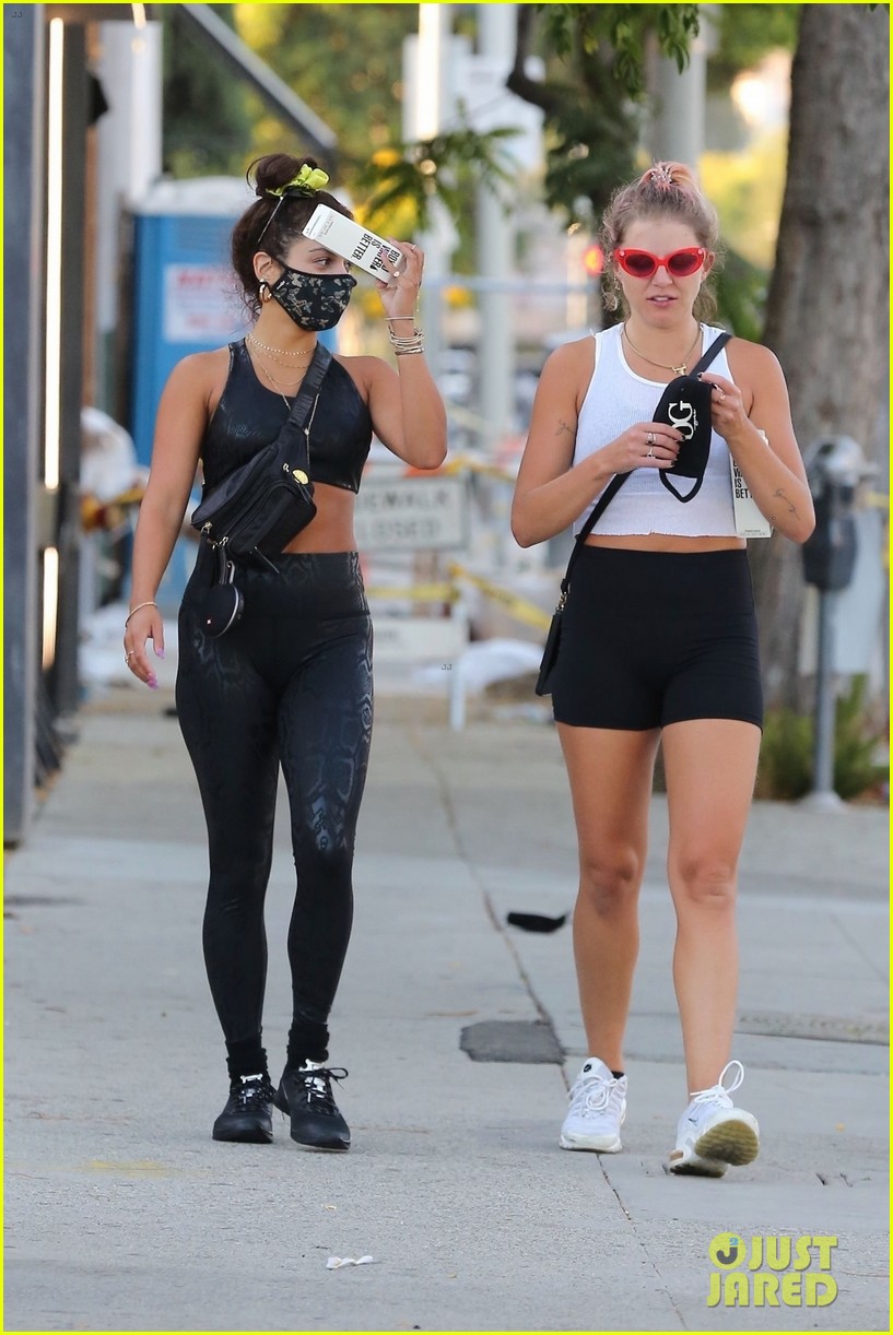 vanessa hudgens abs show off black outfit workout 02