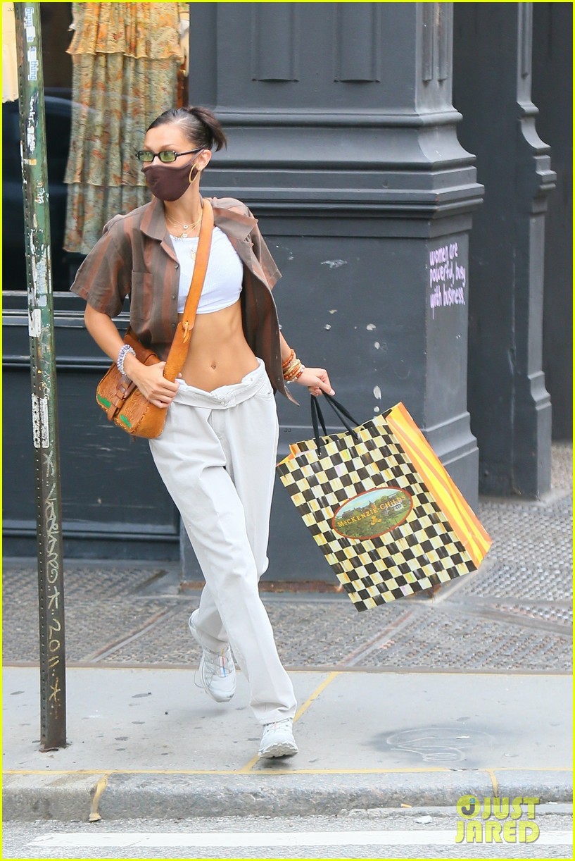 bella hadid shows off her toned abs shopping in nyc 01