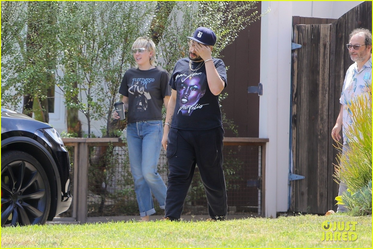 miley cyrus steps out after split cody simpson 09
