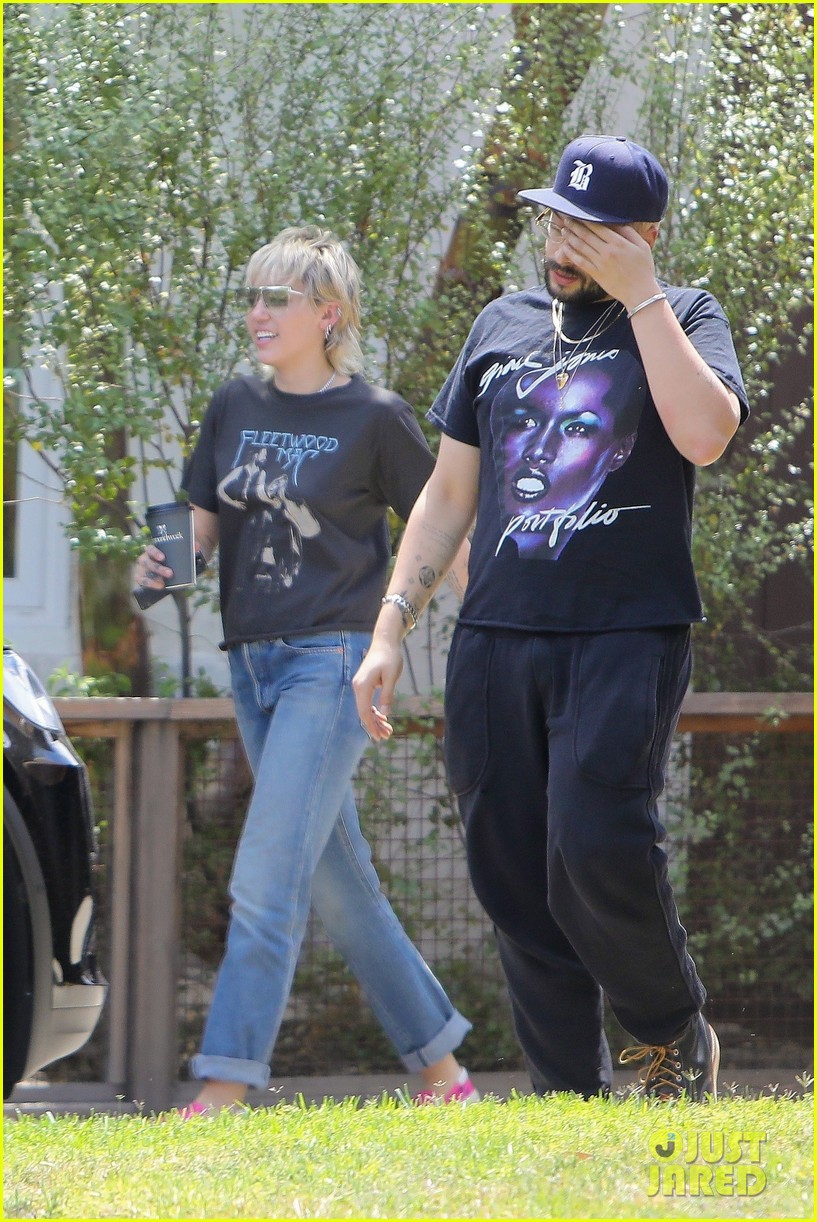 miley cyrus steps out after split cody simpson 10