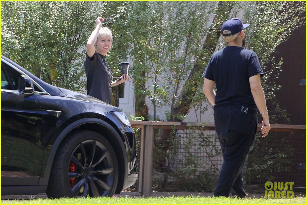 miley cyrus steps out after split cody simpson 12