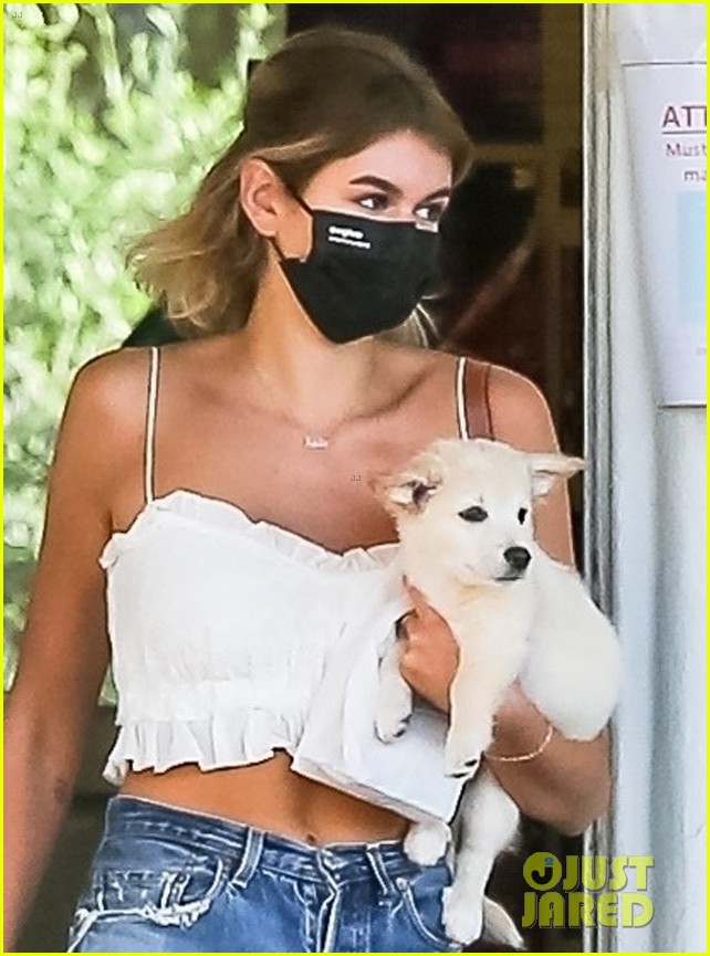 kaia gerber pet store with puppy milo 04