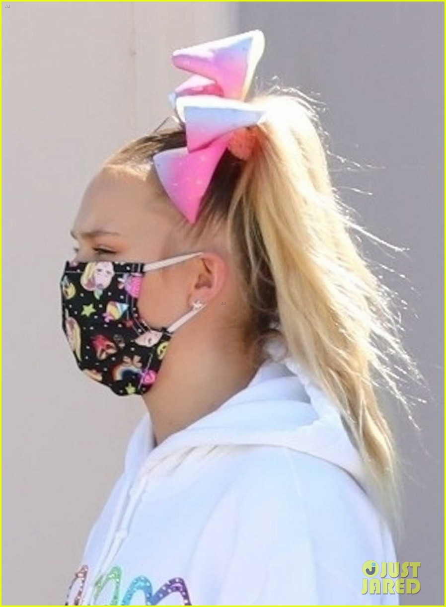 jojo siwa wears her own face on her mask while out for ice cream 02