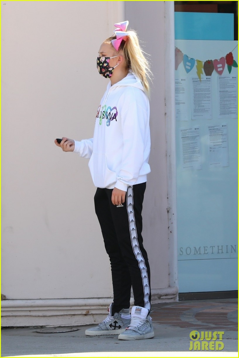 jojo siwa wears her own face on her mask while out for ice cream 04