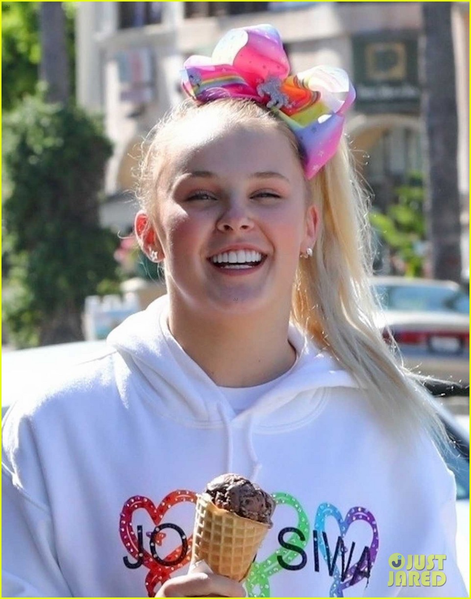 jojo siwa wears her own face on her mask while out for ice cream 05