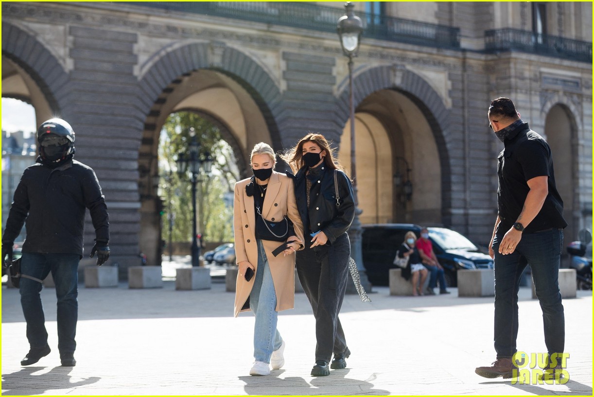 kylie jenner visits the louvre with fai khadra friends 10
