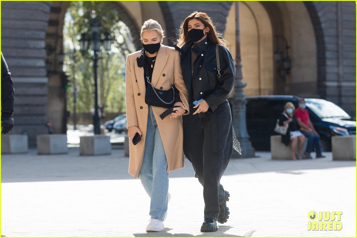 kylie jenner visits the louvre with fai khadra friends 11