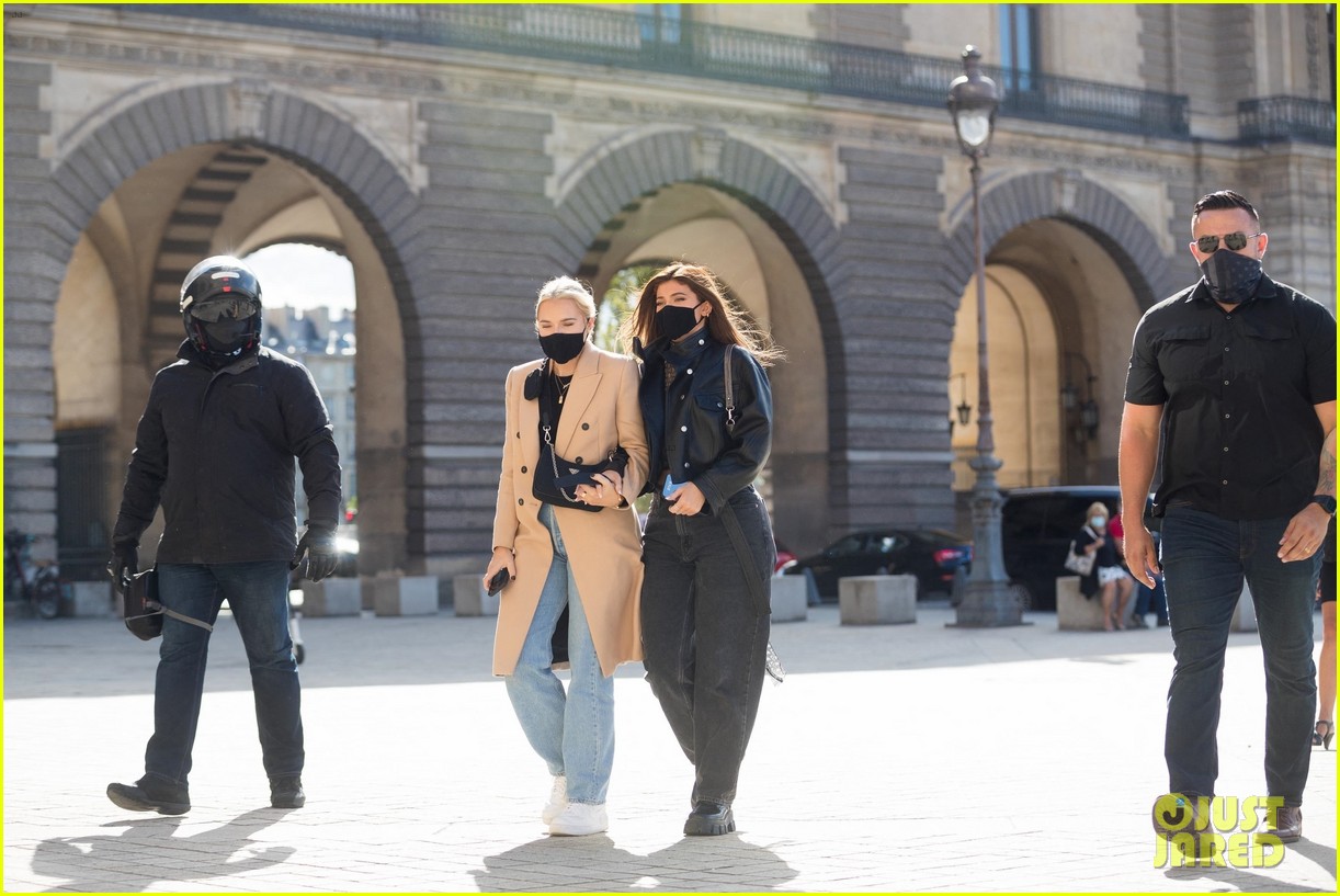 kylie jenner visits the louvre with fai khadra friends 13
