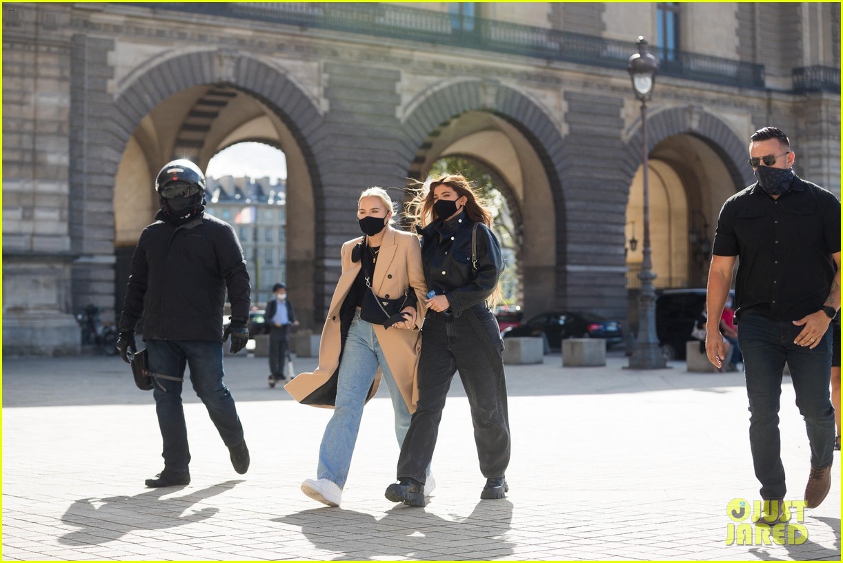 kylie jenner visits the louvre with fai khadra friends 14