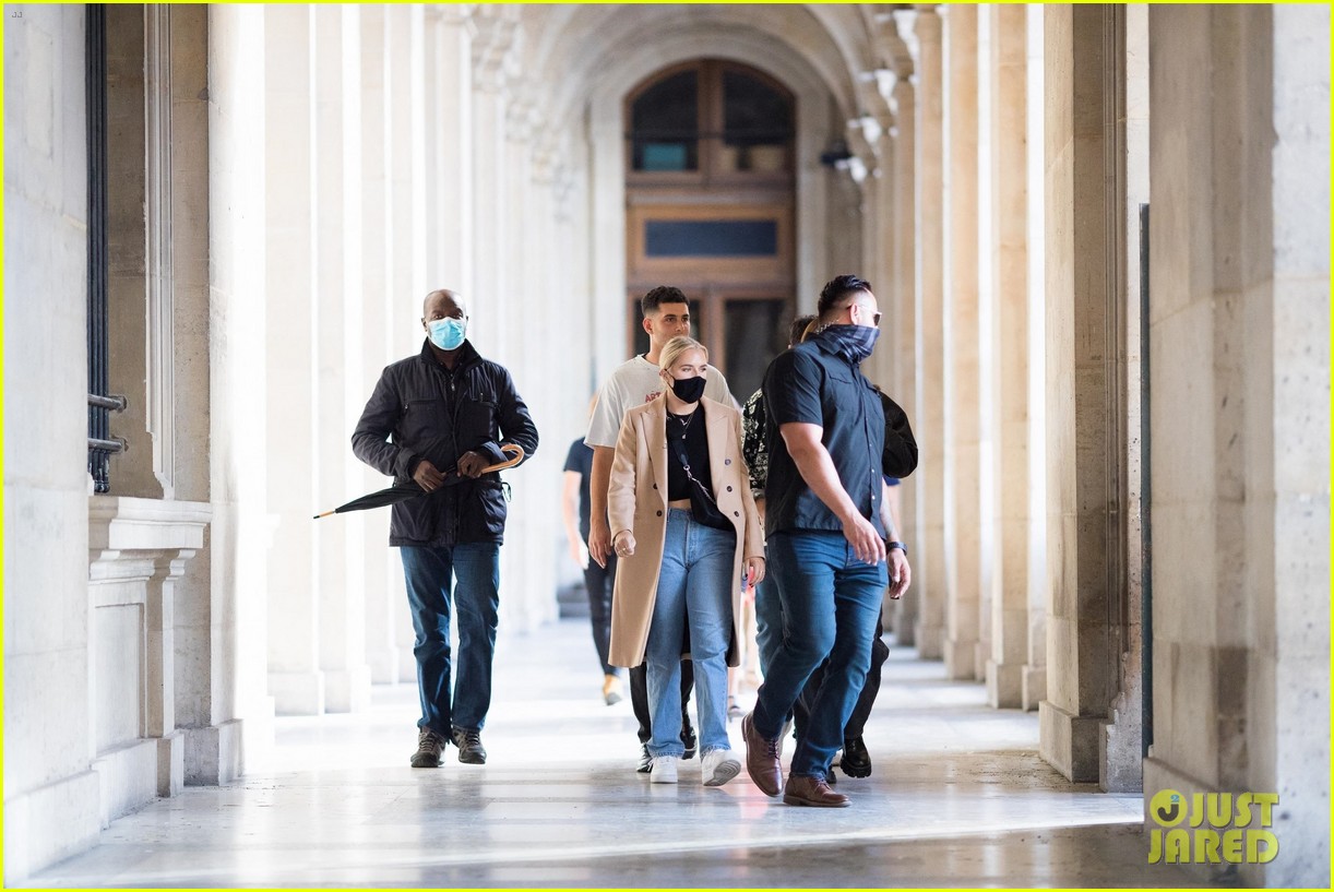 kylie jenner visits the louvre with fai khadra friends 17
