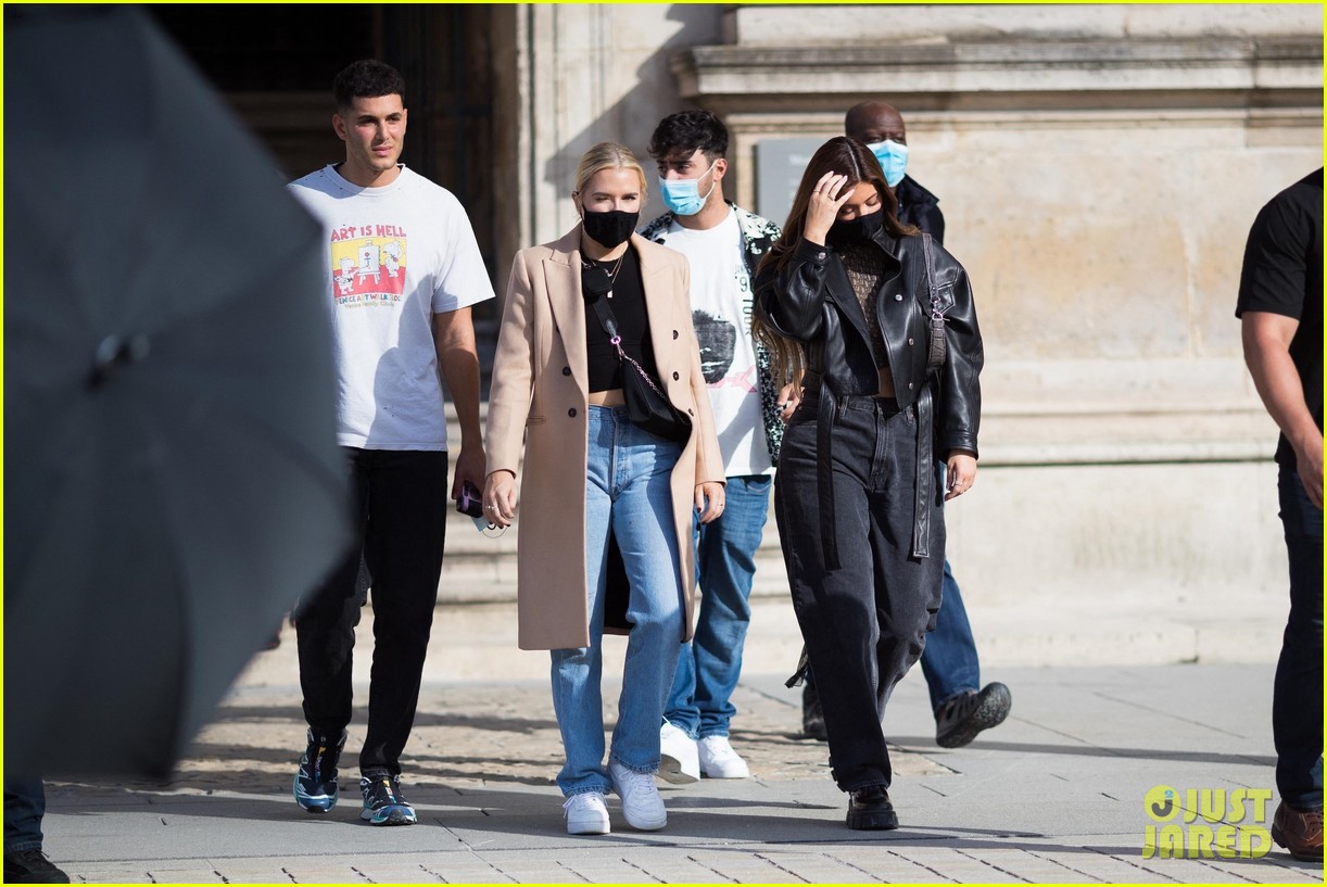 kylie jenner visits the louvre with fai khadra friends 18