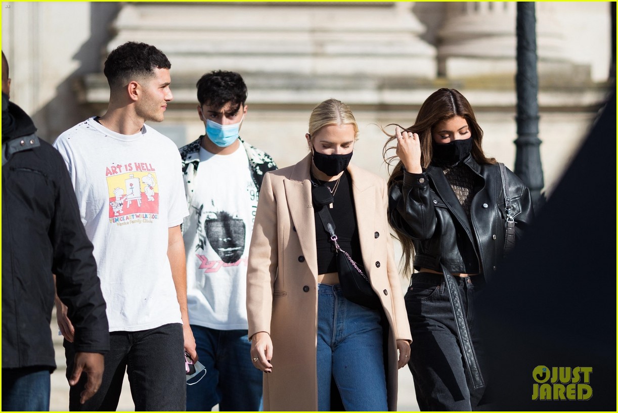 kylie jenner visits the louvre with fai khadra friends 19