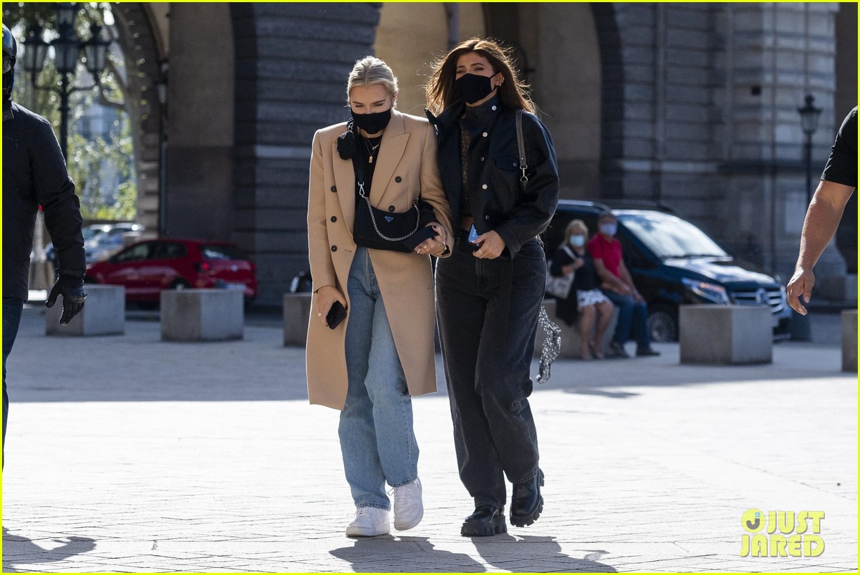 kylie jenner visits the louvre with fai khadra friends 21