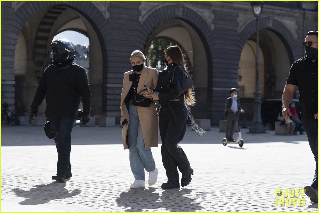 kylie jenner visits the louvre with fai khadra friends 22