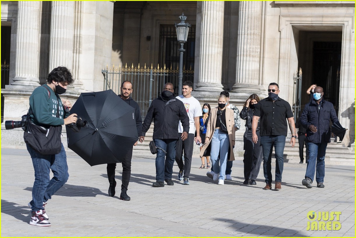kylie jenner visits the louvre with fai khadra friends 30
