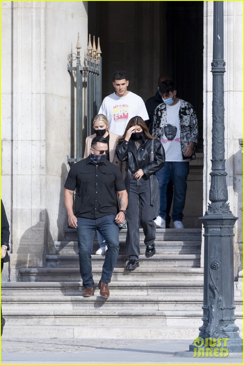 kylie jenner visits the louvre with fai khadra friends 35