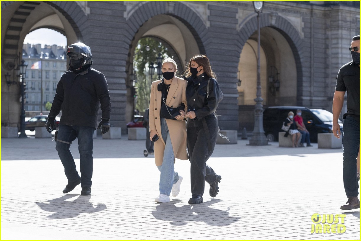 kylie jenner visits the louvre with fai khadra friends 41