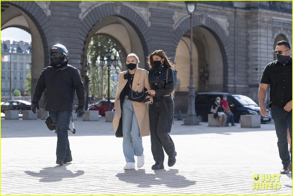 kylie jenner visits the louvre with fai khadra friends 42