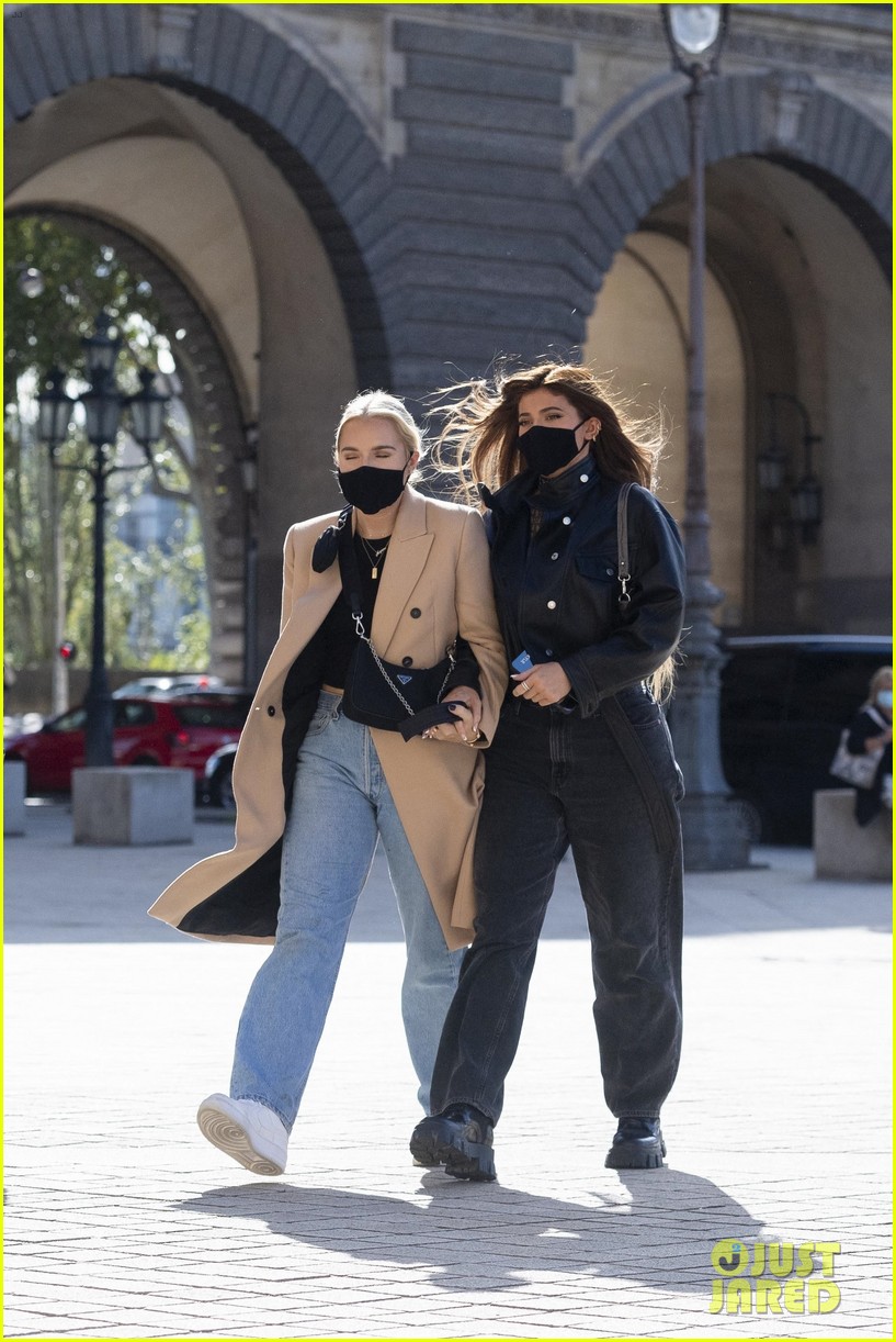 kylie jenner visits the louvre with fai khadra friends 43