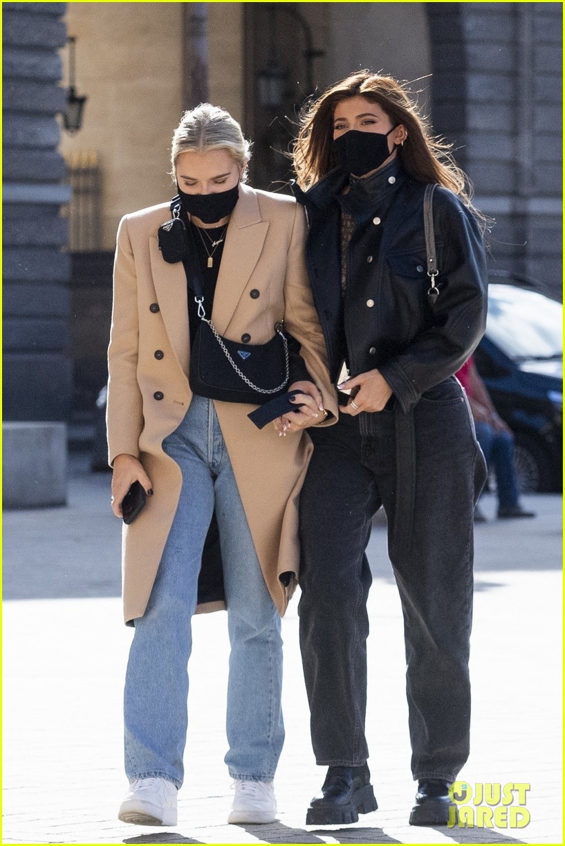 kylie jenner visits the louvre with fai khadra friends 47