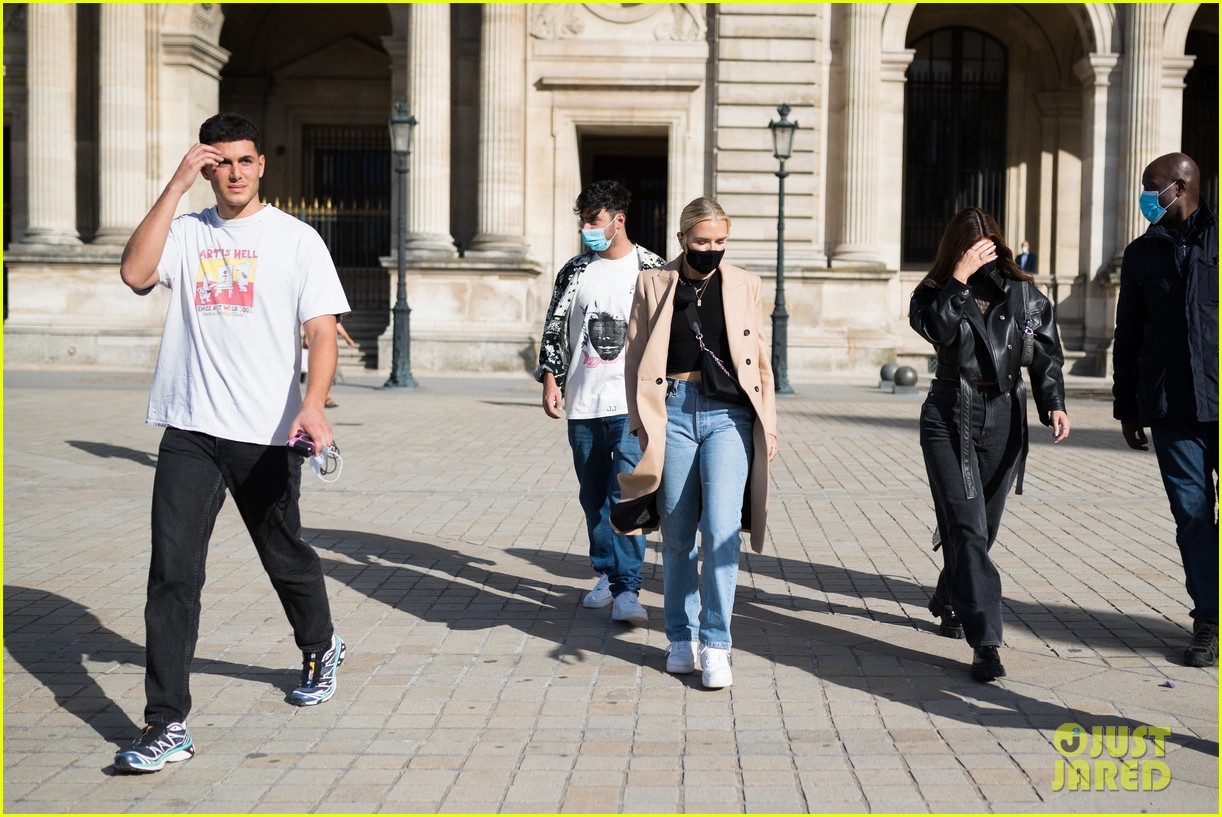 kylie jenner visits the louvre with fai khadra friends 49