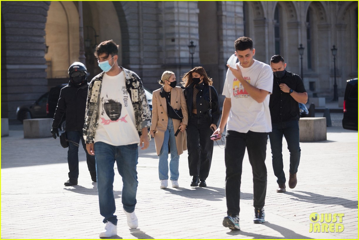 kylie jenner visits the louvre with fai khadra friends 59