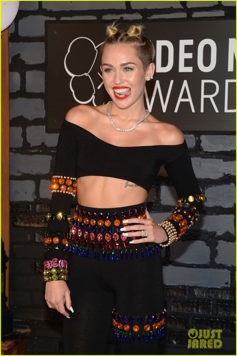 miley cyrus to return to vmas for midnight sky performance 02