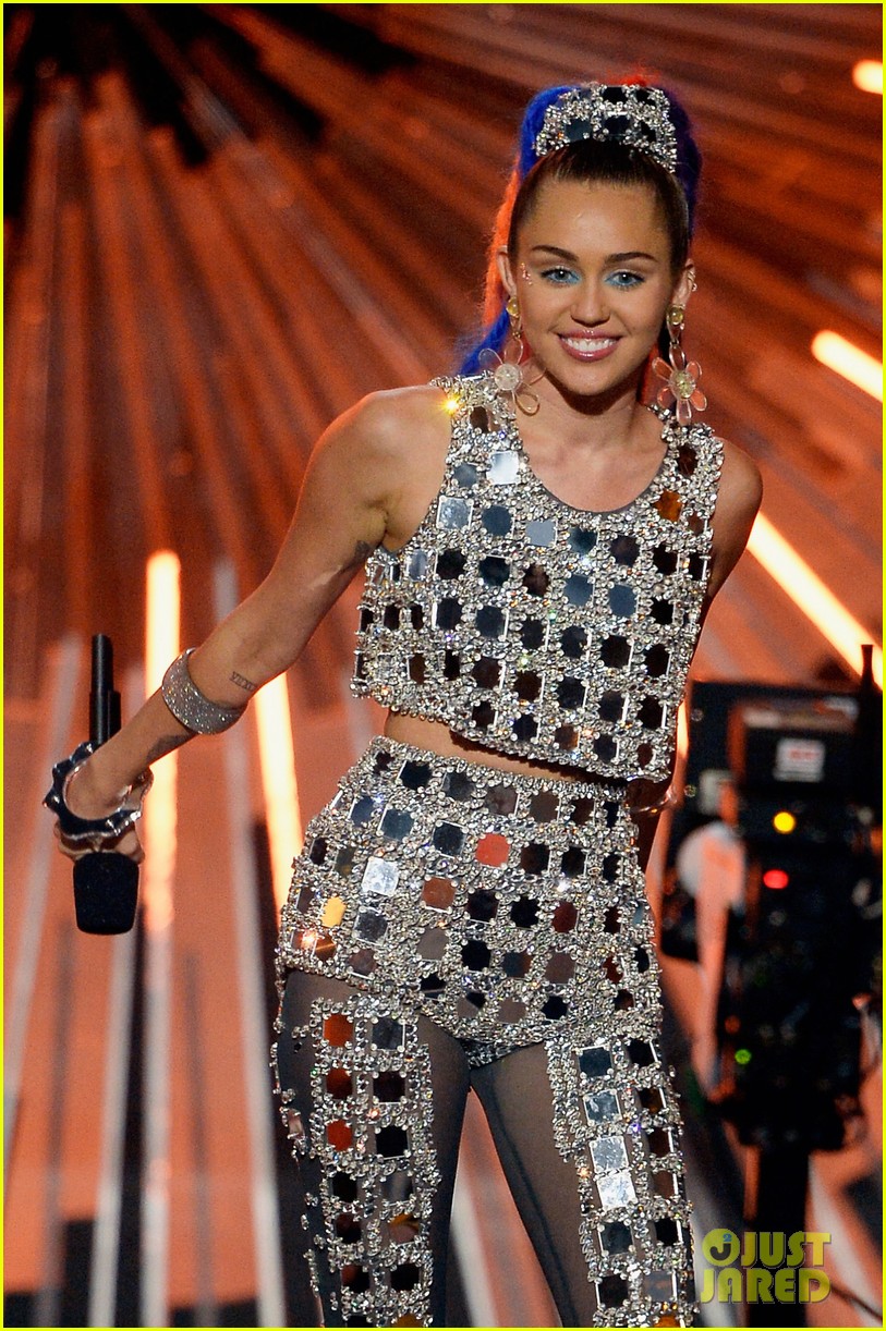 miley cyrus to return to vmas for midnight sky performance 08