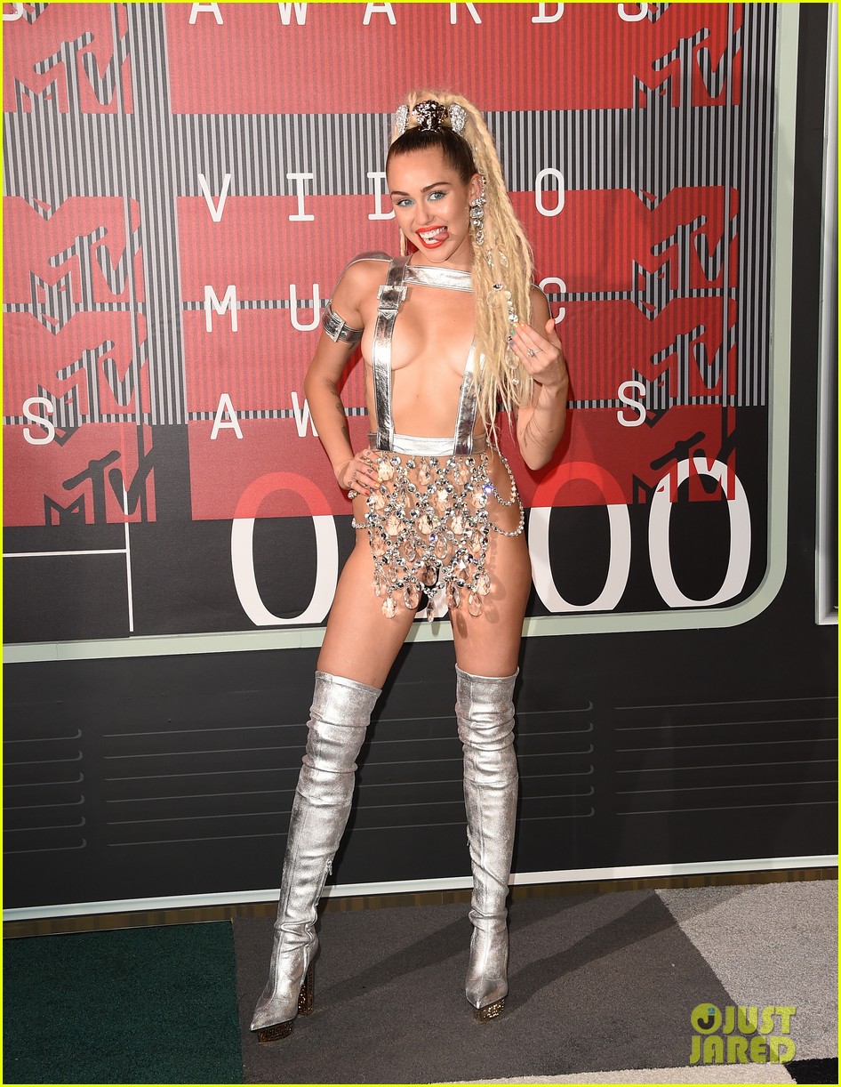 miley cyrus to return to vmas for midnight sky performance 10