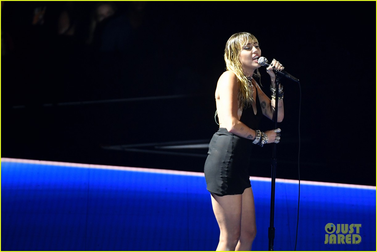 miley cyrus to return to vmas for midnight sky performance 13
