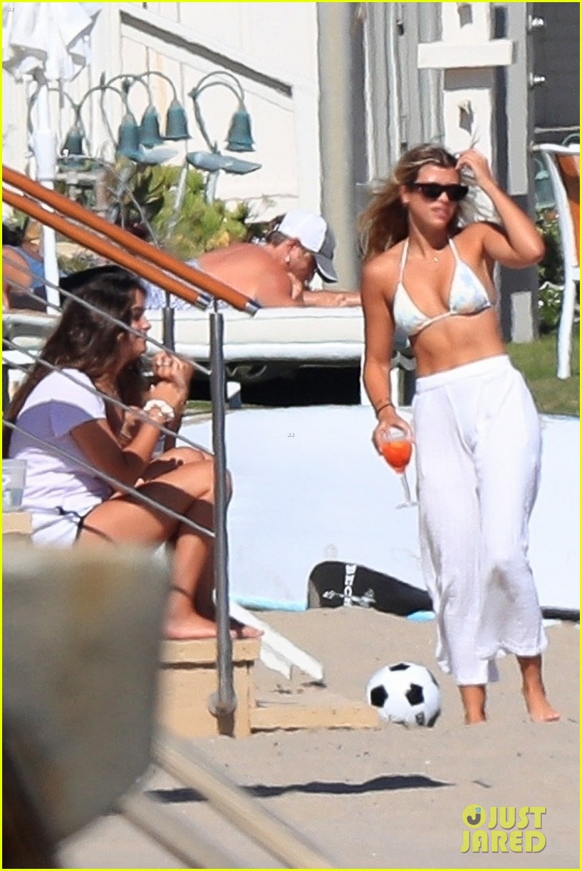 sofia richie shows off super toned abs during day at beach 01