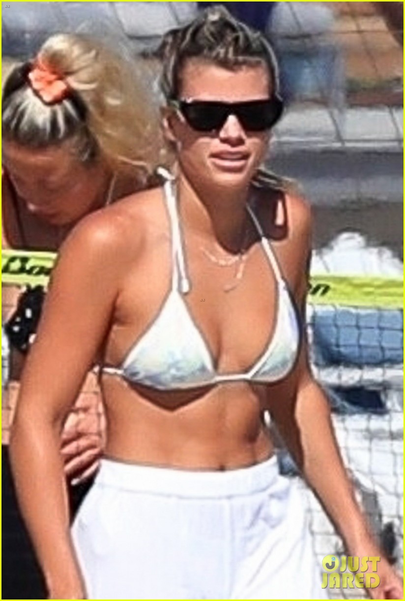 sofia richie shows off super toned abs during day at beach 06