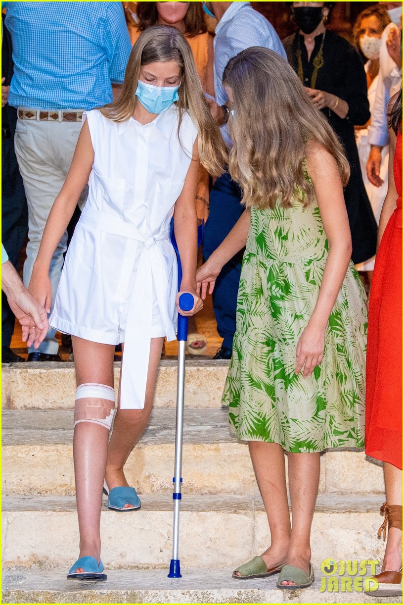 infanta sofia injured knee leans on leonor fam visit 46